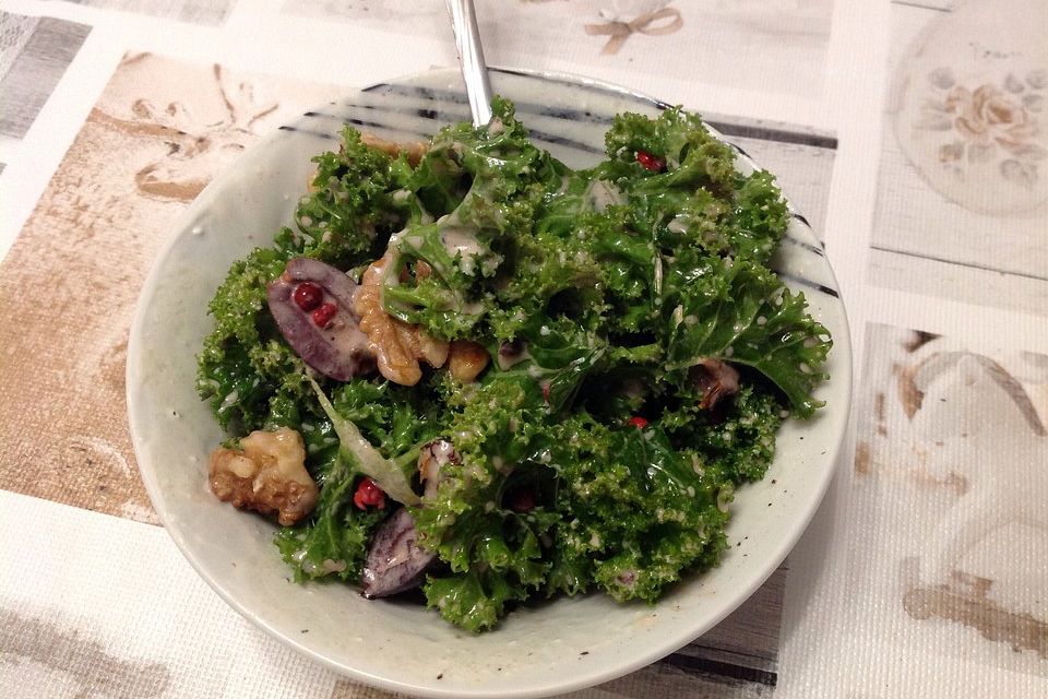 Grünkohlsalat mit Oliven, Nüssen und getrockneten Tomaten