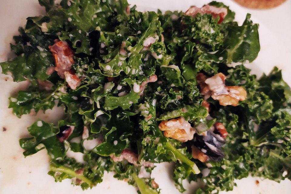 Grünkohlsalat mit Oliven, Nüssen und getrockneten Tomaten