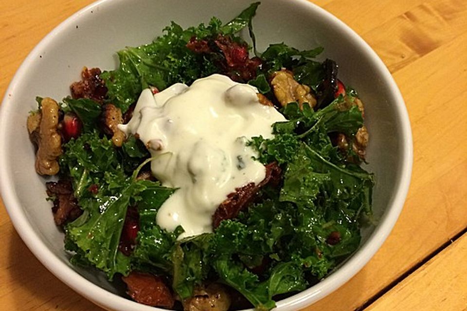 Grünkohlsalat mit Oliven, Nüssen und getrockneten Tomaten