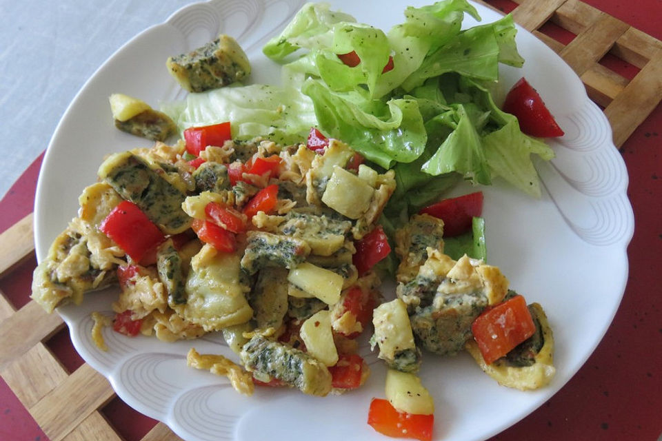 Gebratene Maultaschen mit Apfel und Gemüse