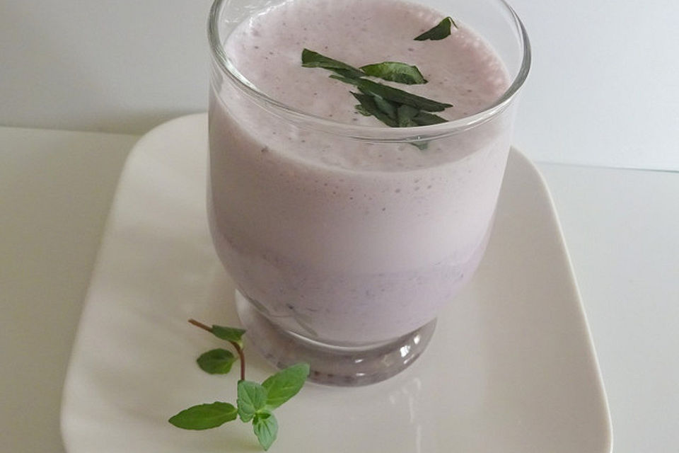 Blaubeer-Shake mit Ingwer und Minze