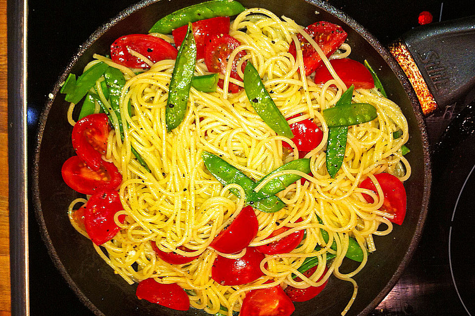 Spaghetti Alio Olio mit Tomaten und Zuckerschoten Spaghetti Alio Olio mit Tomaten und Zuckerschoten