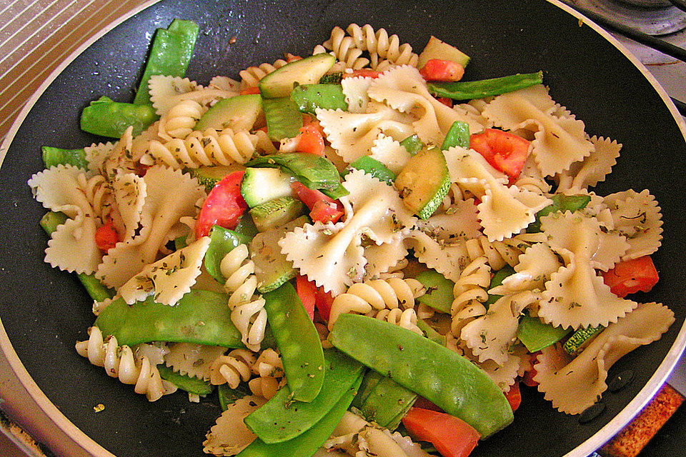 Spaghetti Alio Olio mit Tomaten und Zuckerschoten Spaghetti Alio Olio mit Tomaten und Zuckerschoten