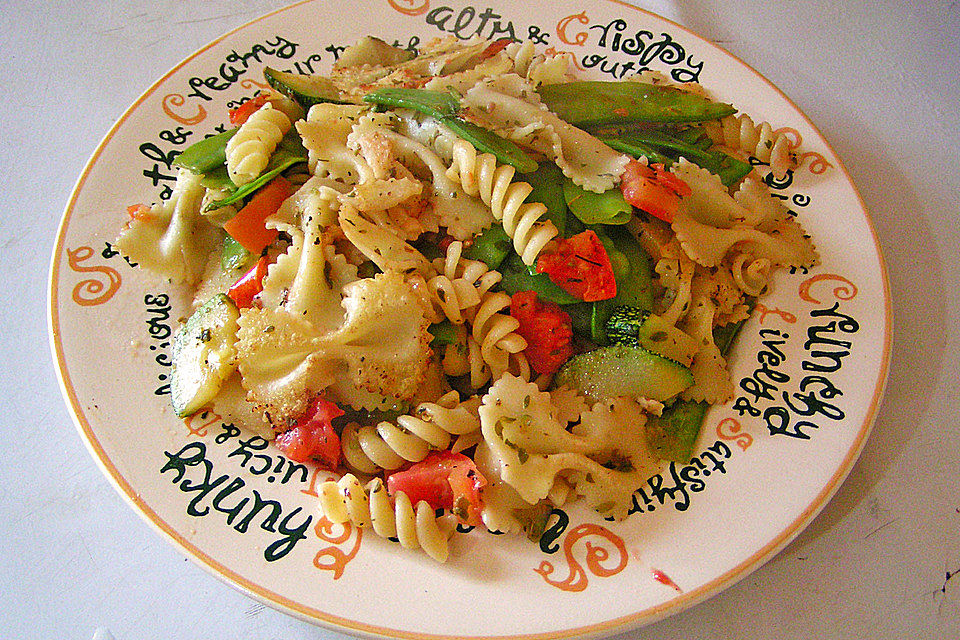 Spaghetti Alio Olio mit Tomaten und Zuckerschoten Spaghetti Alio Olio mit Tomaten und Zuckerschoten