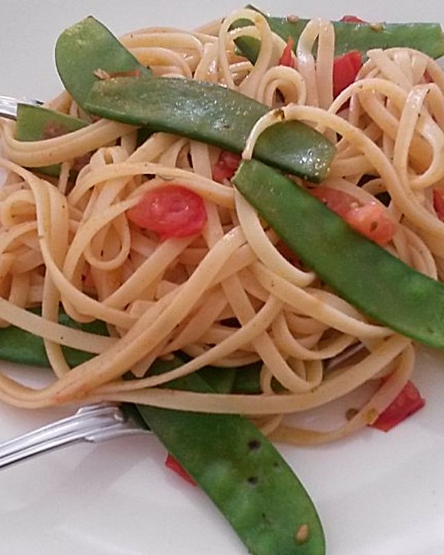 Spaghetti Alio Olio mit Tomaten und Zuckerschoten