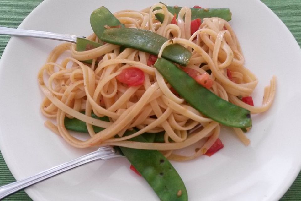 Spaghetti Alio Olio mit Tomaten und Zuckerschoten