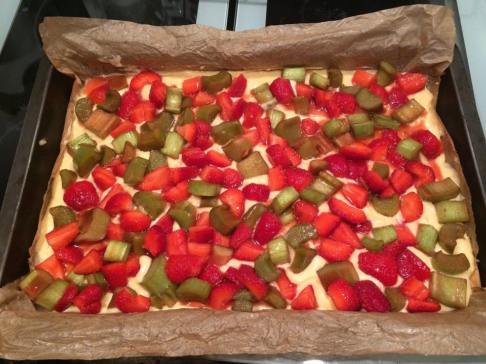 Ganz einfacher Erdbeer-Rhabarber-Blechkuchen nach Oma von ...