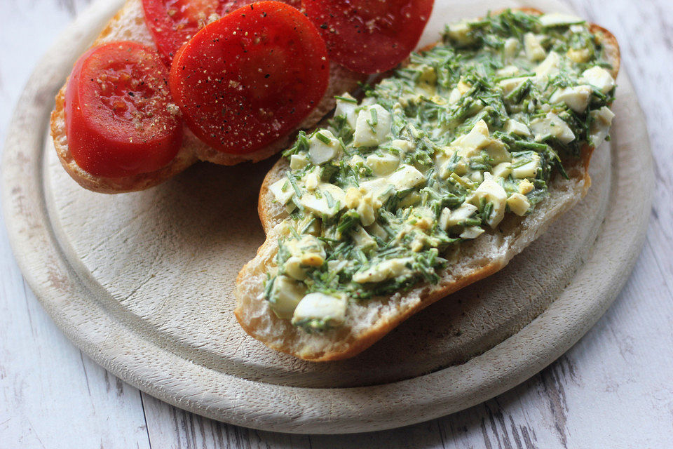 krümeltigers Schnittlauchsalat mit Ei und Mungbohnen-Sprossen