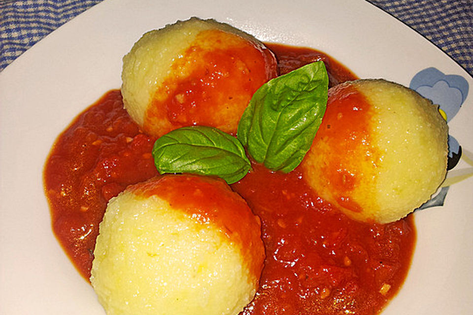 Knödel mit Schafskäse-Kräuterfüllung und Tomatensugo