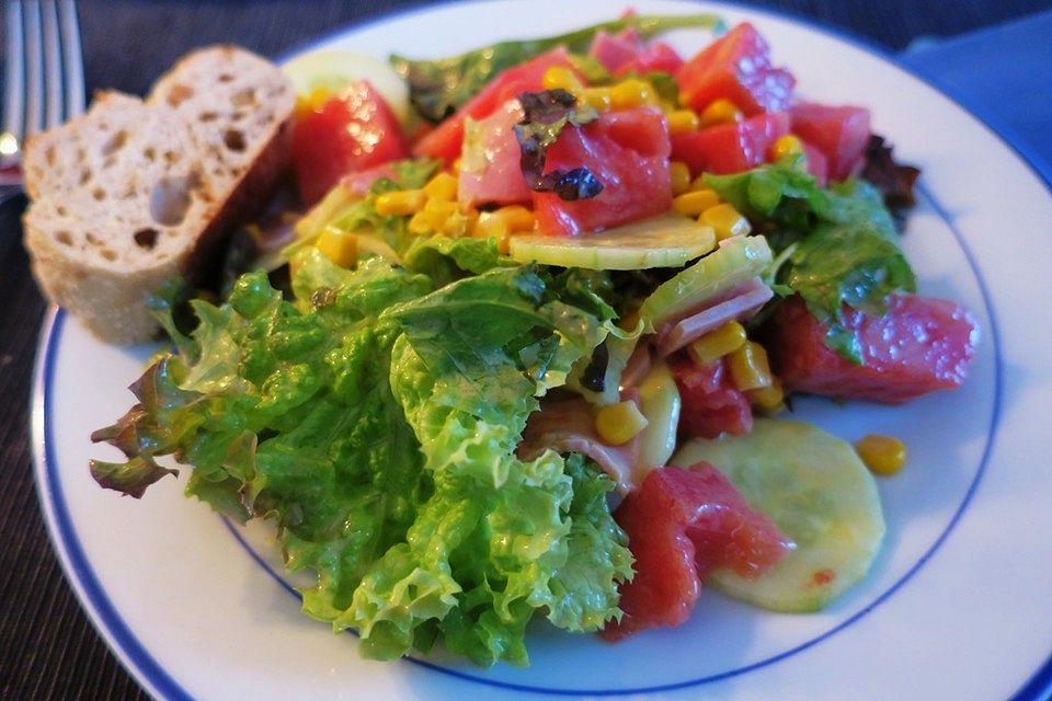 Sommersalat mit Wassermelone und Kochschinken