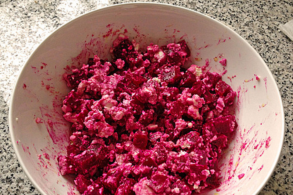 Rote Rüben-Salat mit Schafskäse