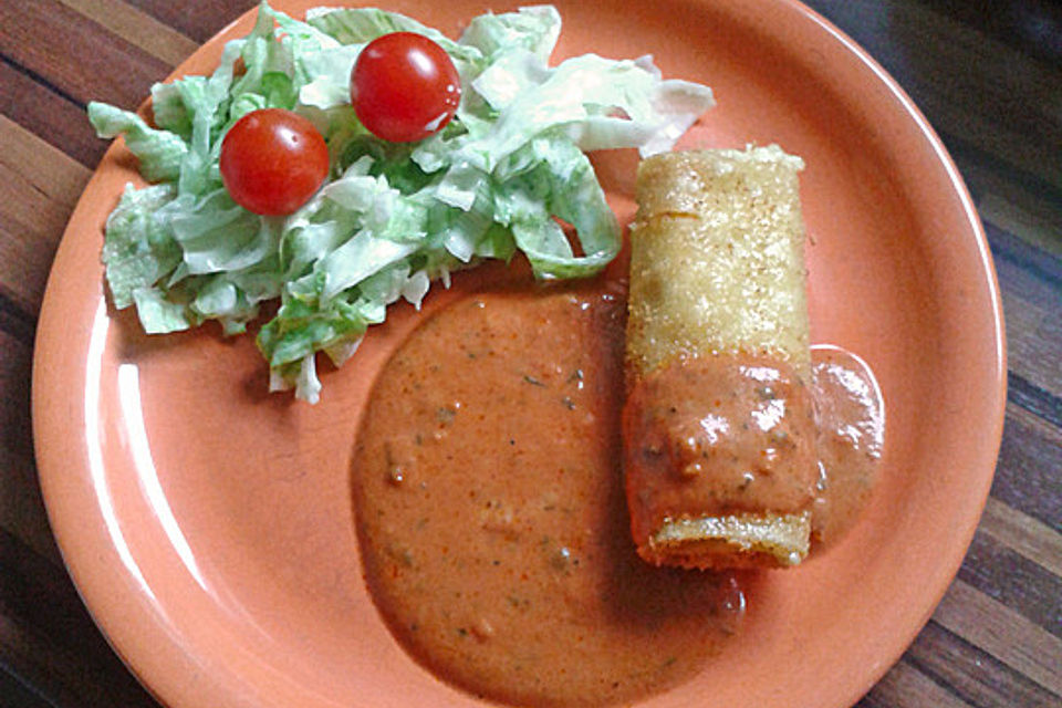 Frittierte Nudeln mit Tomatensauce