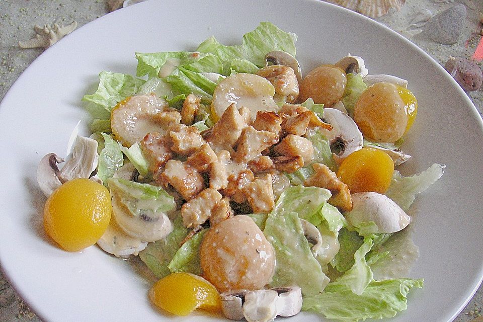 Kopfsalat mit Pfirsich/Champignons und Käsesoße