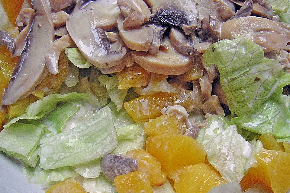 Kopfsalat mit Pfirsich/Champignons und Käsesoße