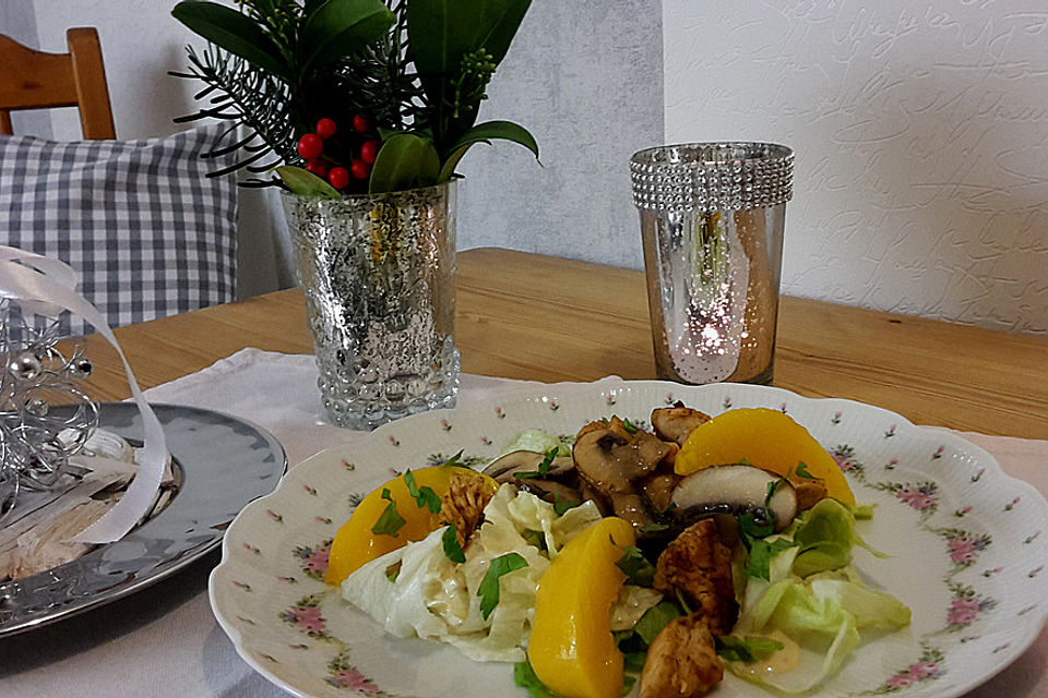 Kopfsalat mit Pfirsich/Champignons und Käsesoße