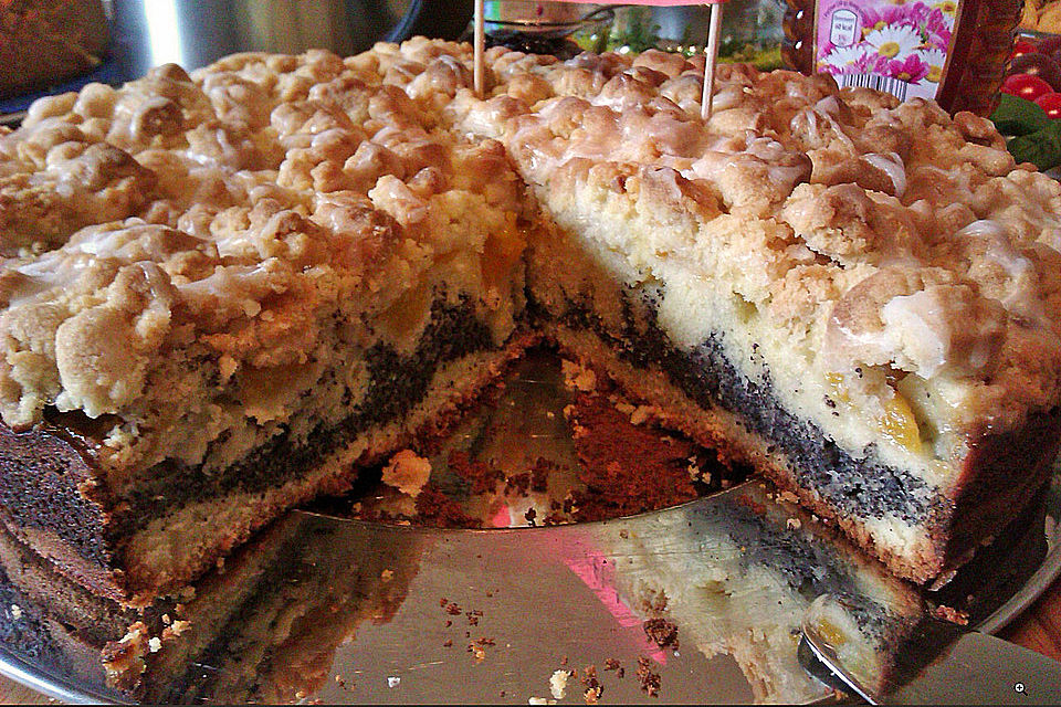 Streuselkuchen mit Pfirsichen und Mohnfüllung