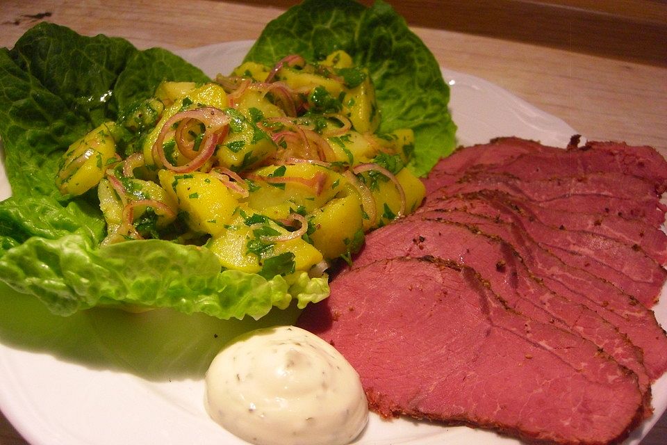 Rindfleischsalat mit Kartoffeln und Zwiebeln