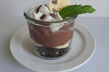 Schokoladenpudding auf Keksboden mit Banane
