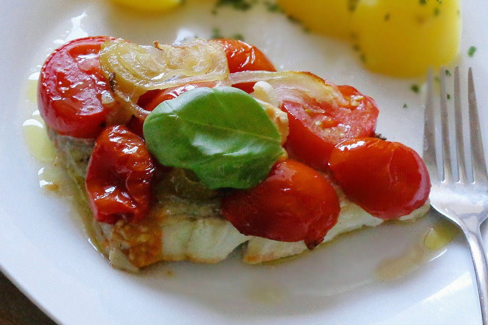 Seelachsfilet an Butter-Zitronensauce mit Tomaten und Zwiebeln