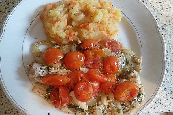 Seelachsfilet an Butter-Zitronensauce mit Tomaten und Zwiebeln von ...