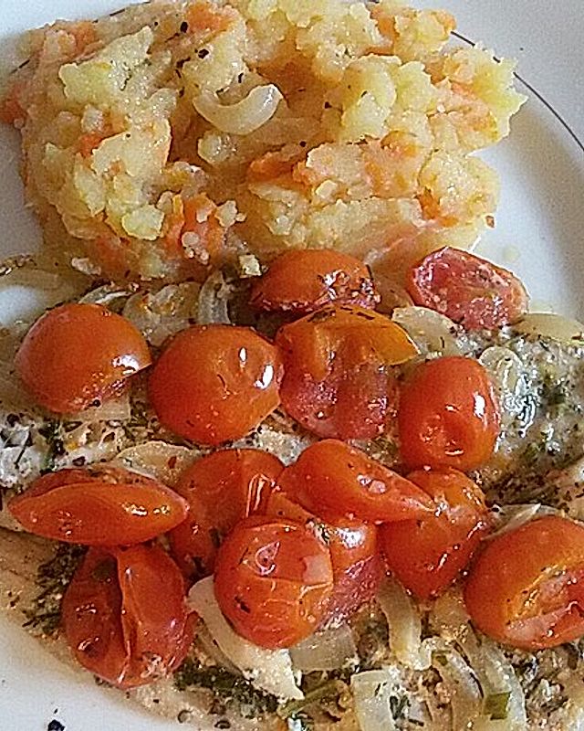 Seelachsfilet an Butter-Zitronensauce mit Tomaten und Zwiebeln