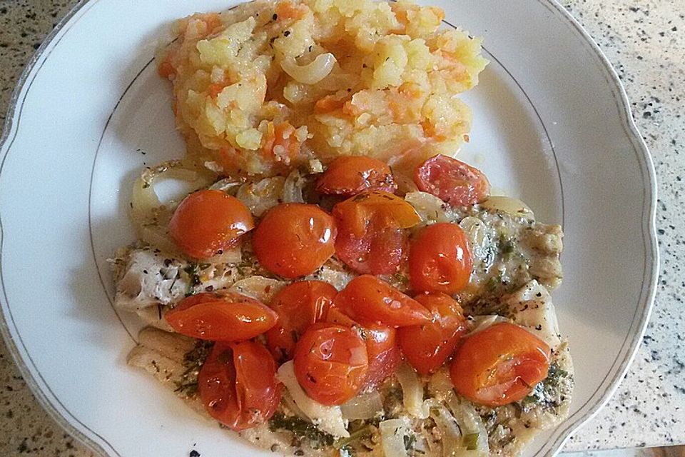 Seelachsfilet an Butter-Zitronensauce mit Tomaten und Zwiebeln