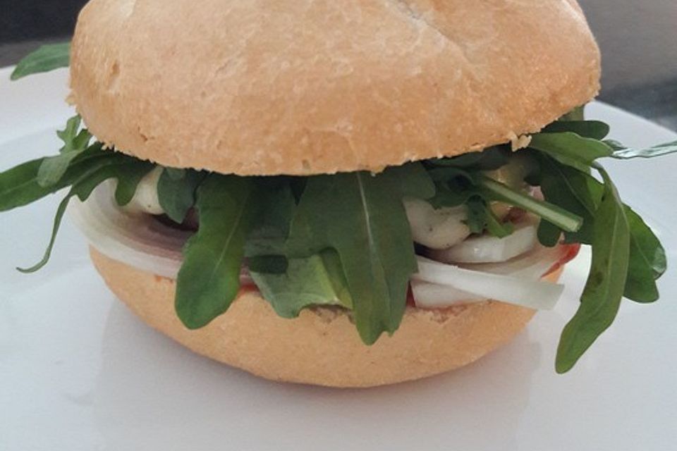 Burger mit Ziegenkäse, Rucola und Feigenmarmelade