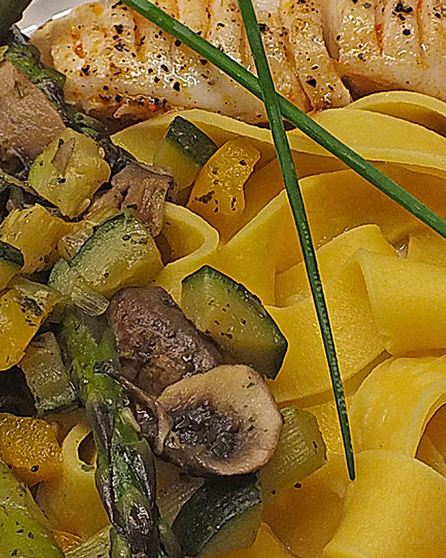 Minipenne mit gedünstetem Gemüse und Hähnchenbrust oder Lachs