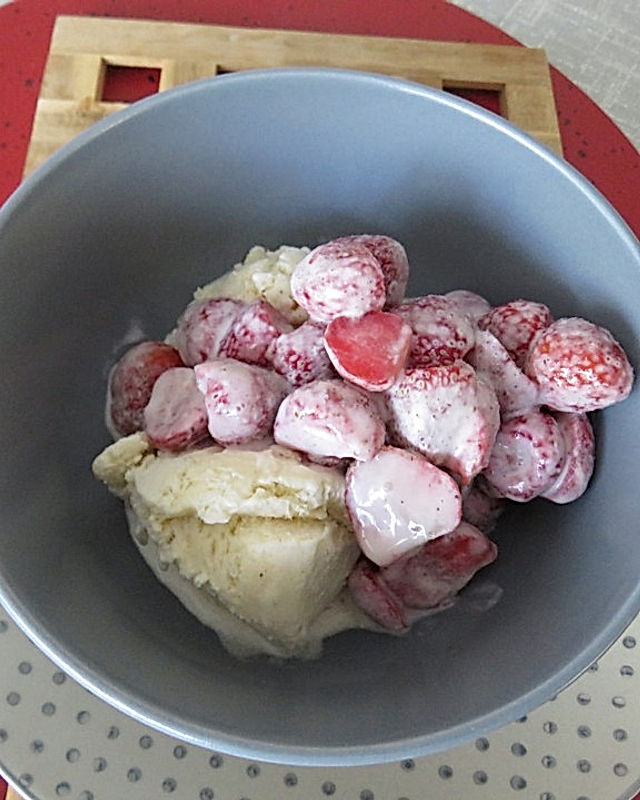 Eiscremebecher mit Erdbeeren