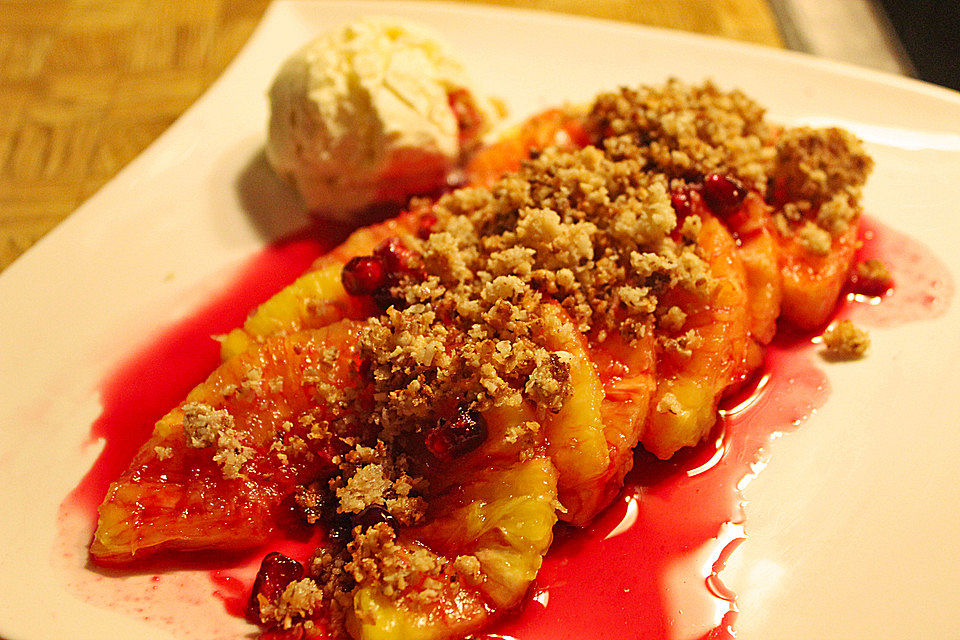 Ananas-Carpaccio mit Granatapfelsauce und Mandel-Kokosstreusel