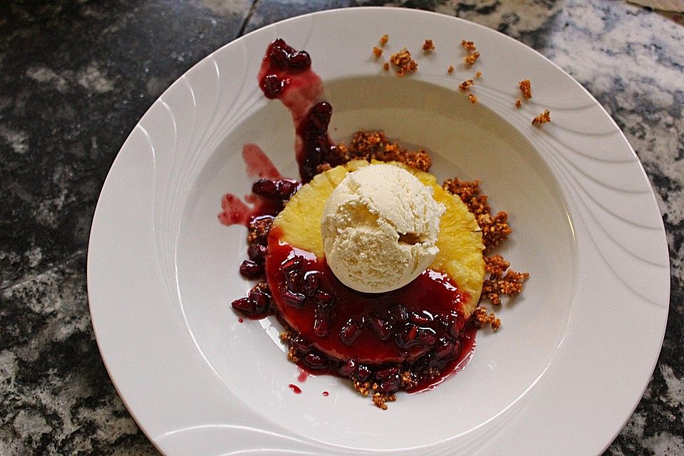 Ananas-Carpaccio mit Granatapfelsauce und Mandel-Kokosstreusel