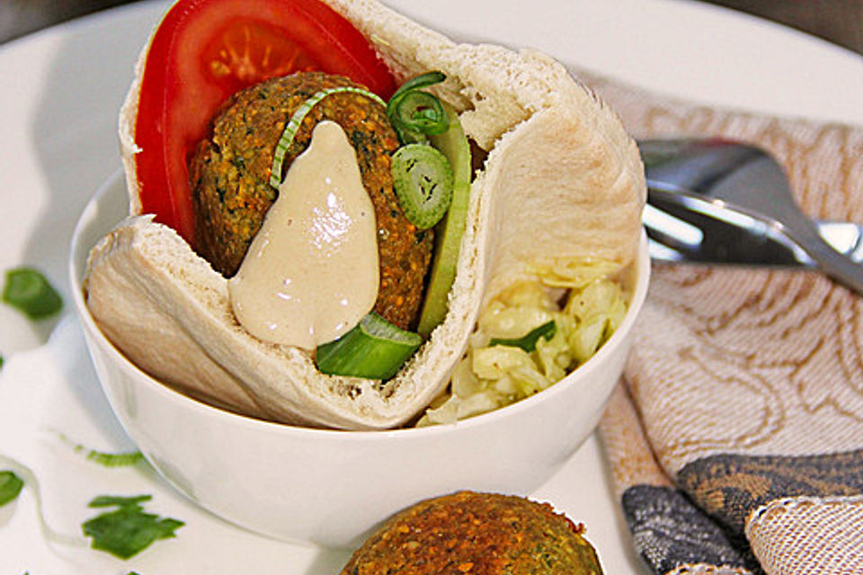 Grüne Kichererbsenbällchen (Falafel) mit Sesamsauce