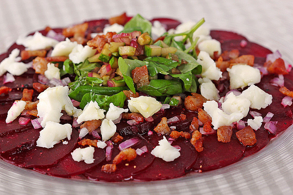 Rote Bete-Carpaccio mit Queso de Cabra, Bauchspeck, Salatgurke und Basilikum