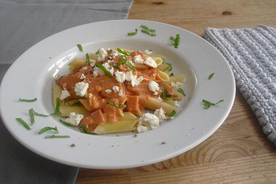 Pasta mit Feta-Tomaten-Sahnesoße