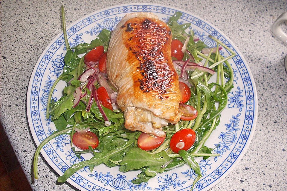 Putenrouladen mit Spargel gefüllt auf Tomaten-Rucola-Salat