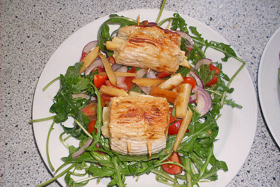 Putenrouladen mit Spargel gefüllt auf Tomaten-Rucola-Salat