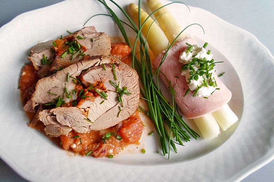 Putenrouladen mit Spargel gefüllt auf Tomaten-Rucola-Salat