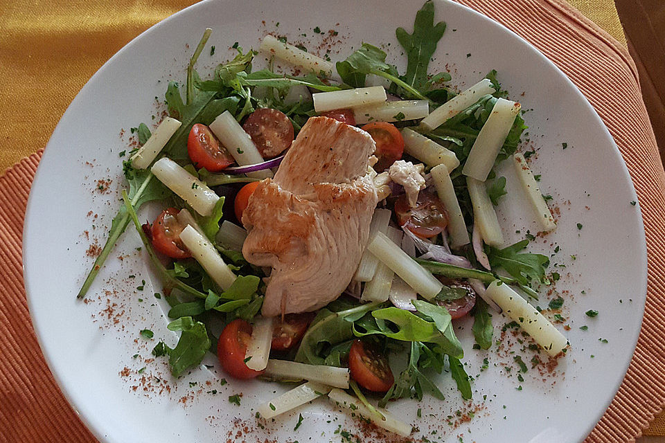 Putenrouladen mit Spargel gefüllt auf Tomaten-Rucola-Salat