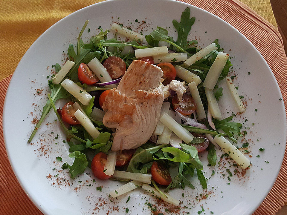 Putenrouladen mit Spargel gefüllt auf Tomaten-Rucola-Salat von 9933Tine ...