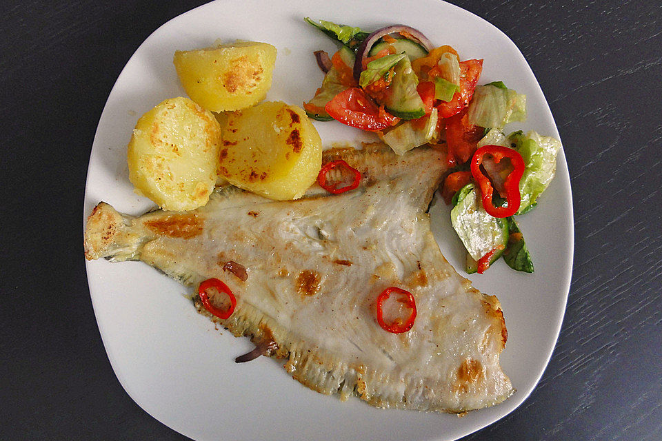 Schollenfilet mit Zwiebel, Chili und Knoblauch in Butter geschwenkt