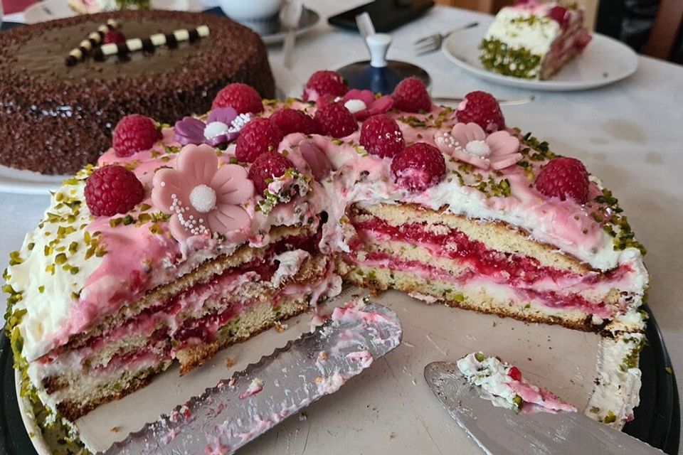 Inibinis weiße Himbeer-Pistazien-Torte