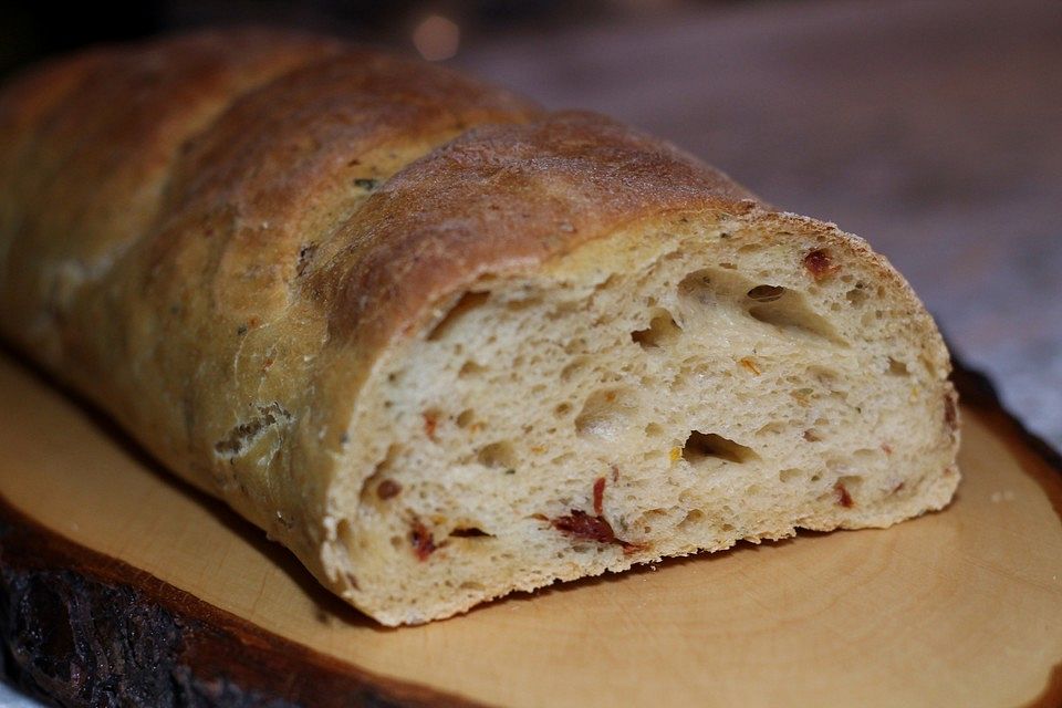 Kartoffelbaguette oder -brötchen mit getrockneten Tomaten