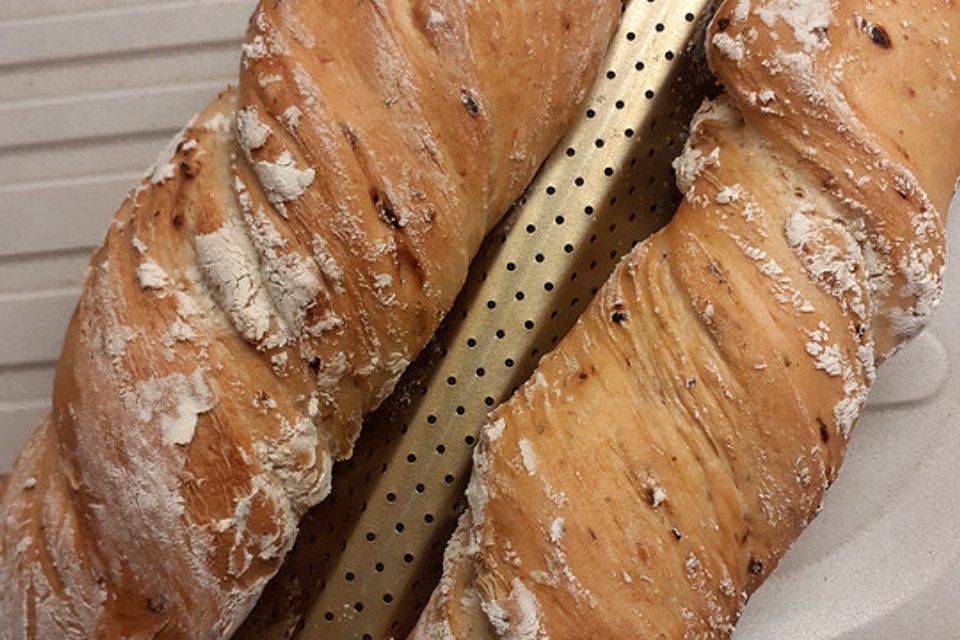 Kartoffelbaguette oder -brötchen mit getrockneten Tomaten