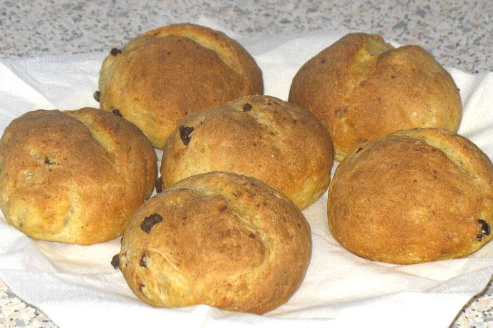 Kartoffelbaguette oder -brötchen mit getrockneten Tomaten