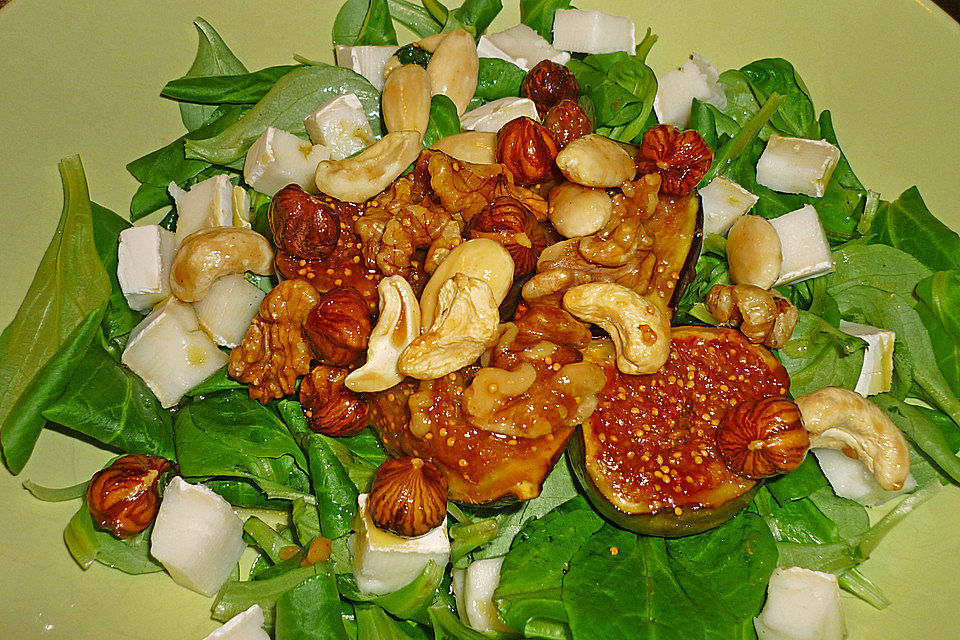 Karamellisierte Feigen mit Ziegencamembert und Walnüssen auf Feldsalat