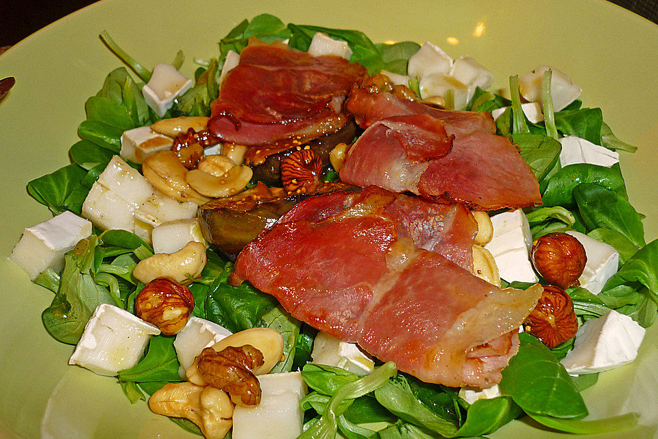 Karamellisierte Feigen mit Ziegencamembert und Walnüssen auf Feldsalat