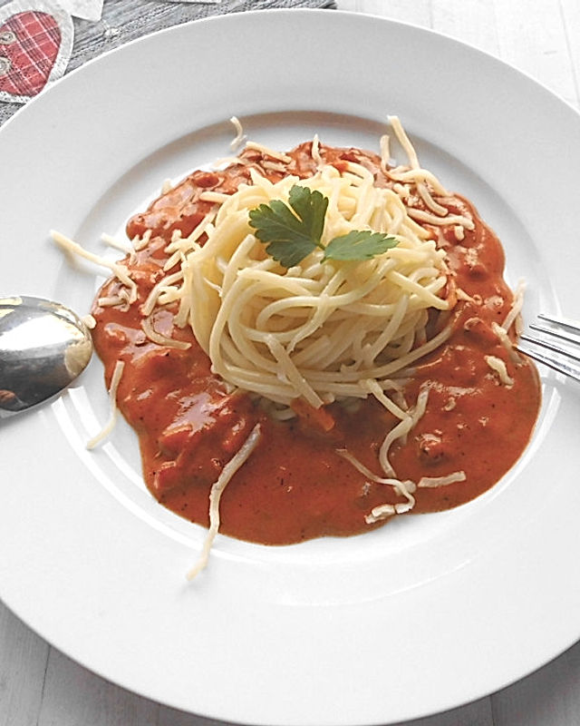 Tomatensauce ähnlich wie "Amatriciana alla Panna" - mit Speck, Zwiebel, Tomate und Sahne