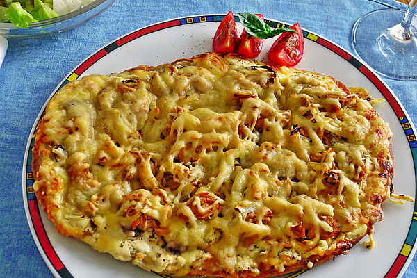 Überbackenes Naan-Brot mit Schmand, Champignons, Thunfisch und Gouda ...