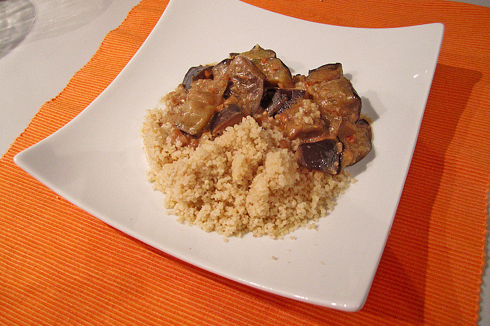 Auberginen in Erdnusssoße mit Couscous