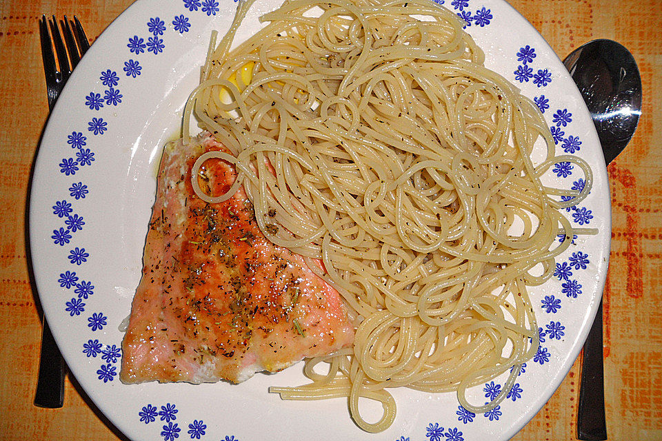 Spaghetti mit Lachsfilet in Zitronenbutter